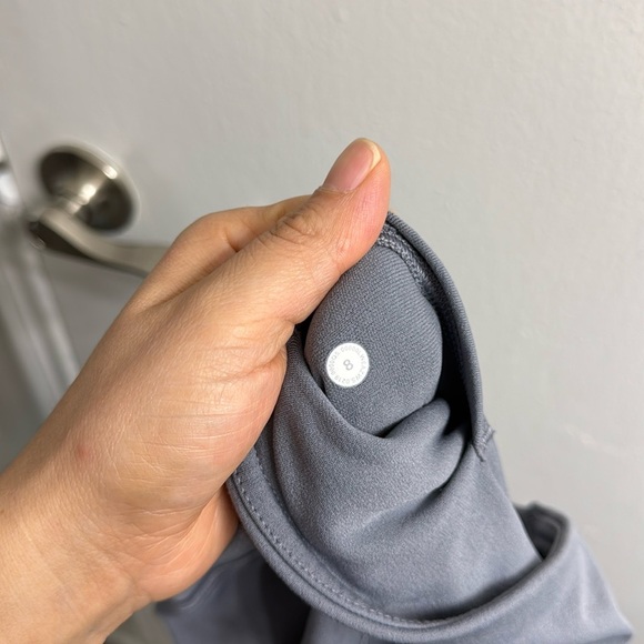 Lululemon Reveal Crop *Zen Expression~ Solar Grey ~ size 8 - Picture 14 of 16